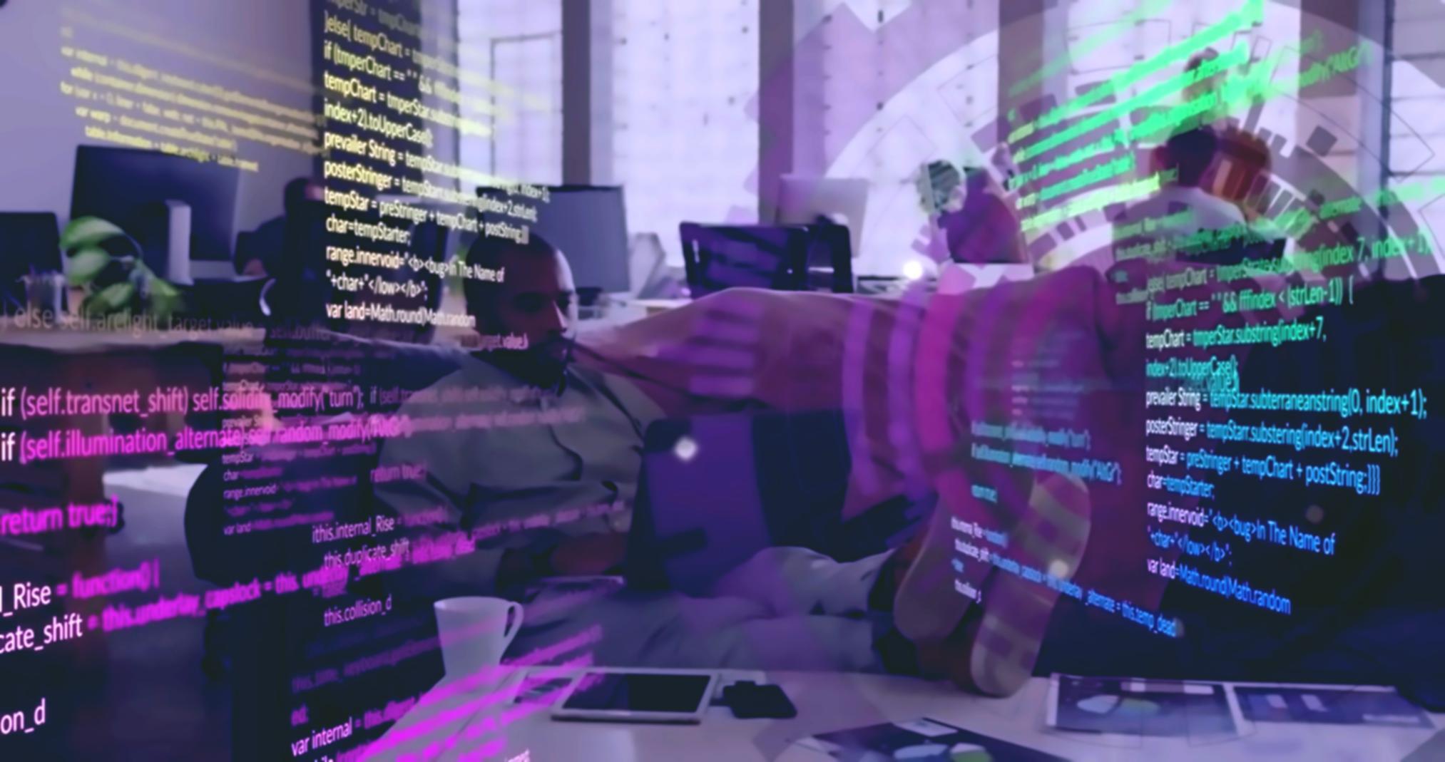 Análisis visual de datos en pantallas múltiples mostrando dashboards interactivos