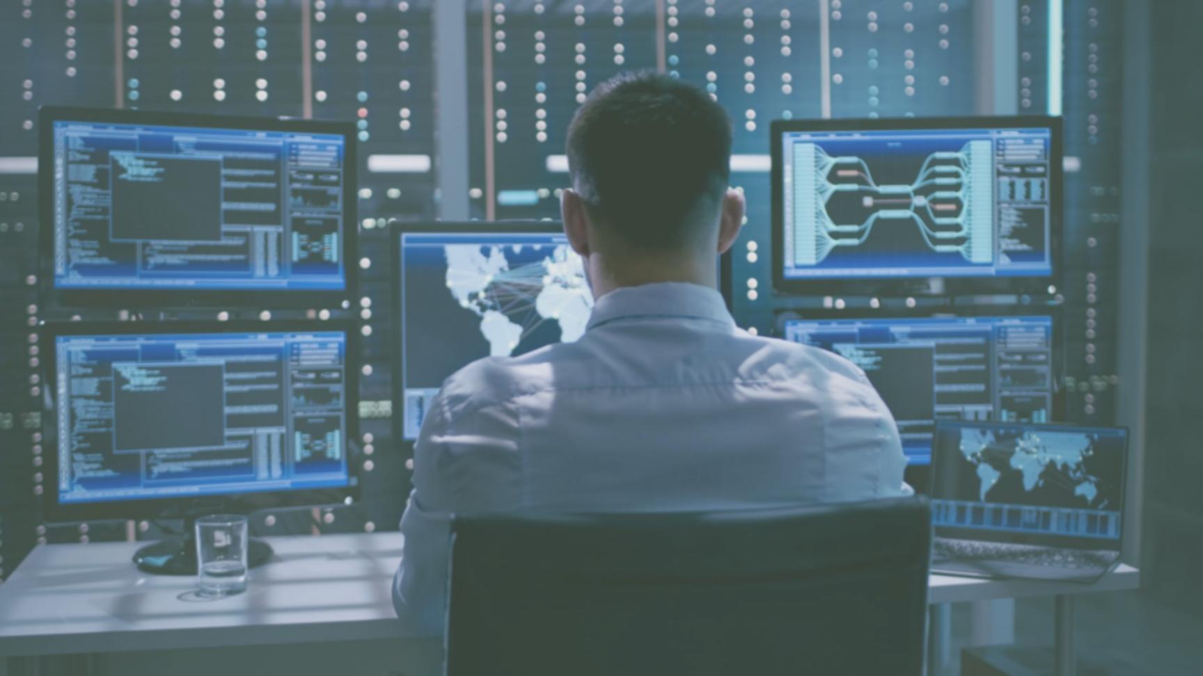 Entorno de trabajo con visualizaciones de datos proyectadas en múltiples monitores